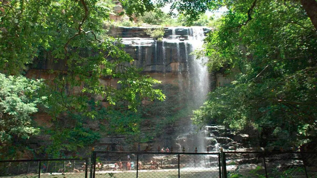 Water Falls Near Hyderabad: హైదరాబాద్‌కు దగ్గర్లోనే అందమైన వాటర్ ఫాల్స్, పొద్దున్నే వెళ్తే సాయంత్రానికి వచ్చేయొచ్చు!