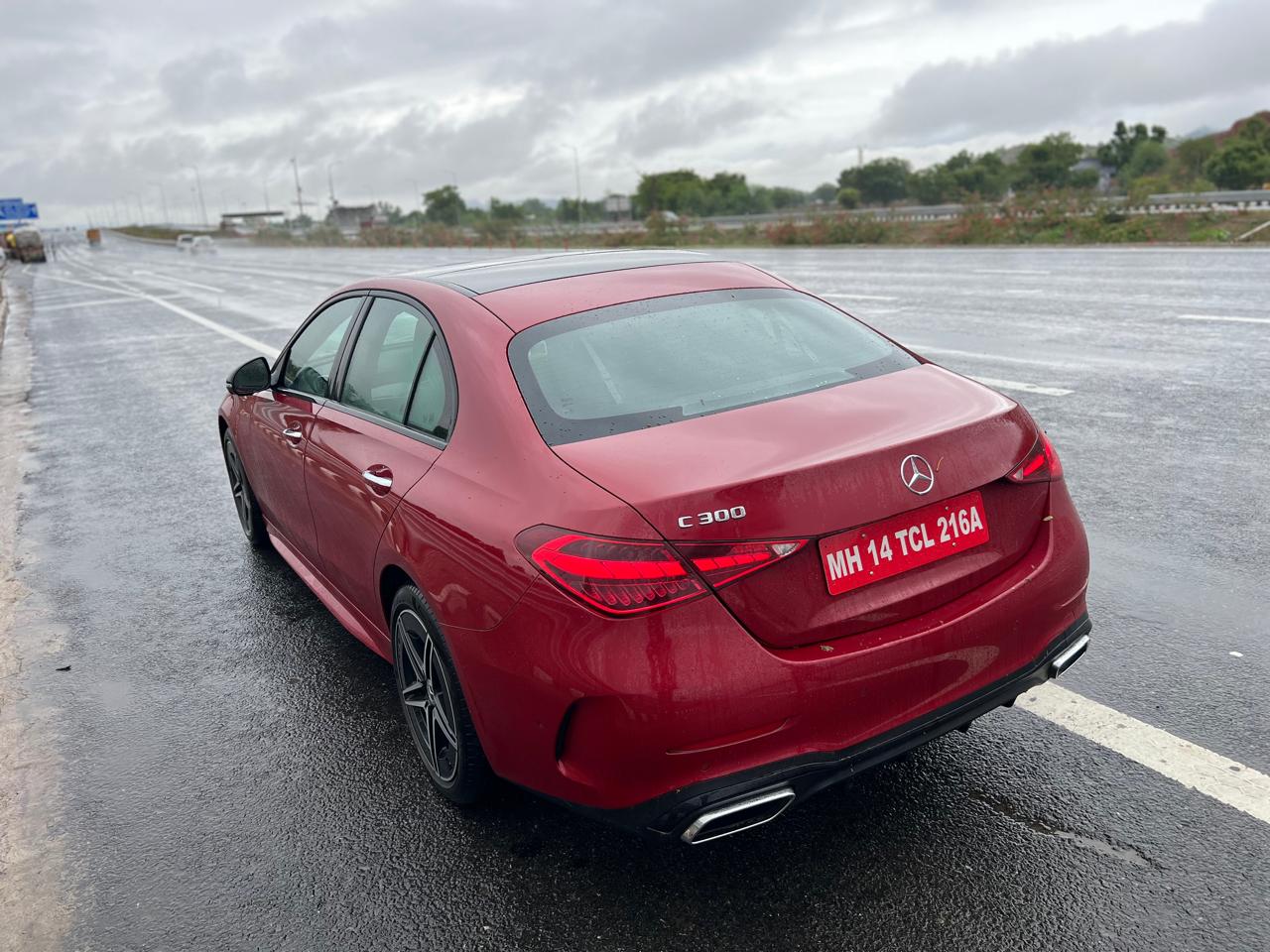 Mercedes-Benz Cars: मर्सिडीज-बेंज C300 रिव्यू, इलेक्ट्रिक बूस्ट के साथ अब टर्बो-पेट्रोल की पावर