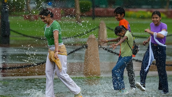 Delhi Weather: दिल्ली के इन इलाकों में सुबह-सुबह हुई बारिश, जानें- अगले पांच दिनों तक कैसा रहेगा मौसम Delhi Weather: दिल्ली के इन इलाकों में सुबह-सुबह हुई बारिश, जानें- अगले पांच दिनों तक कैसा रहेगा मौसम