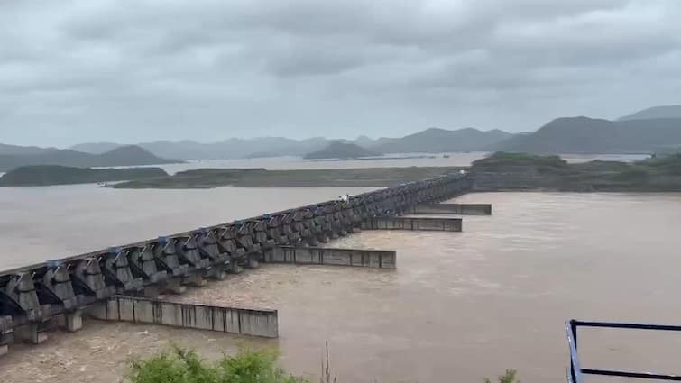 Polavaram project flood level increasing amid non stop rains in Telugu states Polavaram News: పోలవరానికి పోటెత్తిన వరద, 25 గ్రామాలకు రాకపోకలు బంద్ - అధికారుల హెచ్చరికలు!