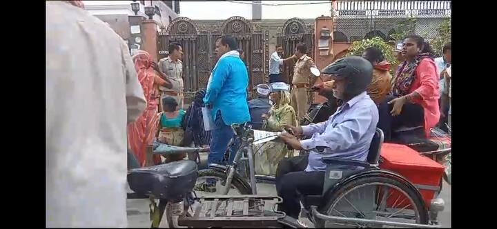 जिसके चलते राष्ट्रीय दिव्यांग पार्टी के अध्यक्ष के नेतृत्व में खाट बिछाओ आंदोलन किया गया और खास बात ये की इस बार ये आंदोलन बीजेपी सरकार में वर्तमान सांसद देवेंद्र सिंह के घर के बाहर किया गया.