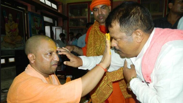 Gorakhpur News Cm Yogi Adityanath Will bless disciples by applying tilak on Guru Purnima ann Guru Purnima 2024: सदियों से चली आ रही गुरु शिष्य परंपरा को निभाएंगे सीएम योगी, शिष्यों को तिलक लगाकर देंगे आशीर्वाद