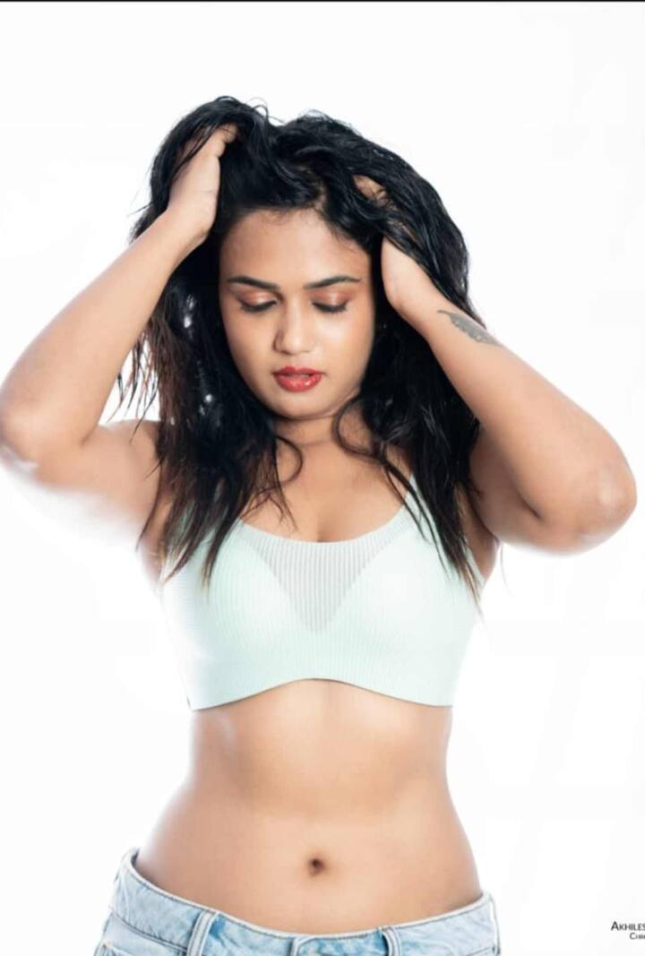 పొట్టి దుస్తుల్లో అందాల విందుతో కవ్వించింది. Photo Credit: Ariyana Glory/Instagram