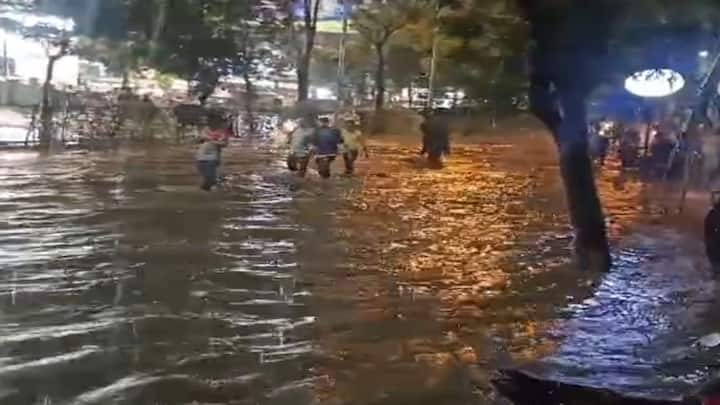 Surat Rains: સુરતમાં સમી સાંજે ભારે પવન સાથે ધોધમાર વરસાદ પડ્યો હતો. હવામાન વિભાગે સુરત દક્ષિણ ગુજરાતમાં ભારેથી ભારે વરસાદની આગાહી કરી હતી.