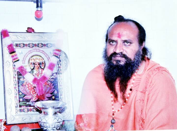 વર્ષોથી સાદુ જીવન જીવી સાધના કરતા પૂજય લાલબાપુ તેમના આશ્રમે આવતા દર્શનાર્થીઓને પોતાના હાથે રસોઈ બનાવી જમાડે છે. પોતાના શિષ્ય રાજુ ભગત અને દોલુભગત તેમના આ કાર્યમાં તેમને સાથ આપે છે.