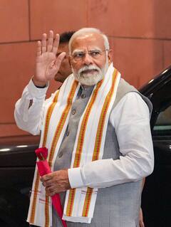 Guru Purnima: गुरु पूर्णिमा पर अयोध्या से हरिद्वार-वाराणसी तक उमड़ा भक्तों का सैलाब, देखें Photos