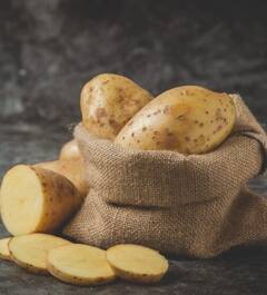 Potato Peels: ਆਲੂ ਦੇ ਛਿਲਕੇ ਘਰ ਦੀ ਸਫ਼ਾਈ 'ਚ ਮਦਦਗਾਰ, ਕਿਸੇ ਵੀ ਕਲੀਨਰ ਦੀ ਨਹੀਂ ਪਵੇਗੀ ਲੋੜ, ਜਾਣੋ ਇਹ ਖਾਸ ਟਿਪਸ