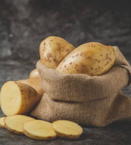 ਆਲੂ ਦੇ ਛਿਲਕੇ ਰਸੋਈ ਦੀ ਸਤ੍ਹਾ 'ਤੇ ਗੰਦਗੀ ਅਤੇ ਗਰੀਸ ਨੂੰ ਸਾਫ਼ ਕਰਨ ਵਿੱਚ ਮਦਦਗਾਰ ਹੋ ਸਕਦੇ ਹਨ। ਇਸ ਦੇ ਲਈ ਕਿਚਨ ਕਾਊਂਟਰ ਟਾਪ, ਗੈਸ ਸਟੋਵ ਟਾਪ ਅਤੇ ਓਵਨ ਅਤੇ ਫਰਿੱਜ ਦੇ ਦਰਵਾਜ਼ਿਆਂ ਸਮੇਤ ਹੋਰ ਥਾਵਾਂ 'ਤੇ ਆਲੂ ਦੇ ਛਿਲਕਿਆਂ ਨੂੰ ਰਗੜੋ। ਕੁਝ ਦੇਰ ਬਾਅਦ, ਇਸ ਨੂੰ ਨਰਮ, ਥੋੜੇ ਜਿਹੇ ਗਿੱਲੇ ਕੱਪੜੇ ਨਾਲ ਪੂੰਝ ਕੇ ਸਾਫ਼ ਕਰੋ।