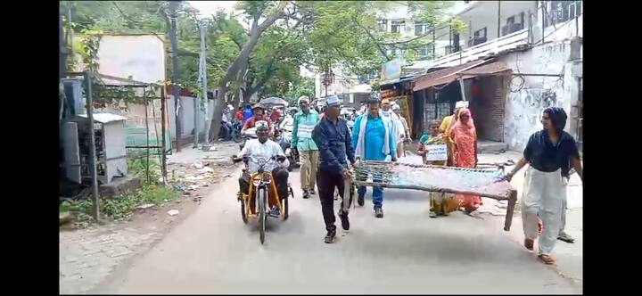 दिव्यांगों ने हाथों में खाट लेकर एक बड़े जन समूह के साथ सड़कों पर अपने प्रदर्शन को शुरू किया और फिर अकबरपुर लोकसभा के तीसरी बार चुने गए बीजेपी सांसद देवेंद्र सिंह भोले के आवास के बाहर खाट बिछाकर अपना आंदोलन शुरु कर दिया.