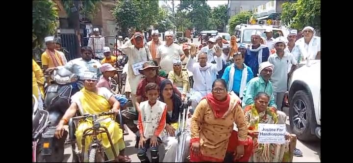 कानपुर में राष्ट्रीय दिव्यांग पार्टी के पदाधिकारियों ने पिछले दिनों शुरू हुआ खाट बिछाओ आंदोलन अब लगातार जोर पकड़ता जा रहा है. 21 सूत्रीय मांगों को लेकर दिव्यांग पार्टी द्वारा आंदोलन शहर में हर पार्टी के प्रतिनिधियों के घर के बाहर समय-समय पर किया जा रहा है.