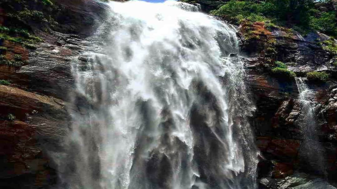 Famous Waterfalls and Theerthas Near Tirupathi Must Visited Places Waterfalls Near Tirupati : తిరుపతికి అతి సమీపంలోనే ప్రఖ్యాత జలపాతాలు, దేవుడి దర్శనానికి వెళ్లినప్పుడు వీటిపైనా ఓ లుక్కేయండి