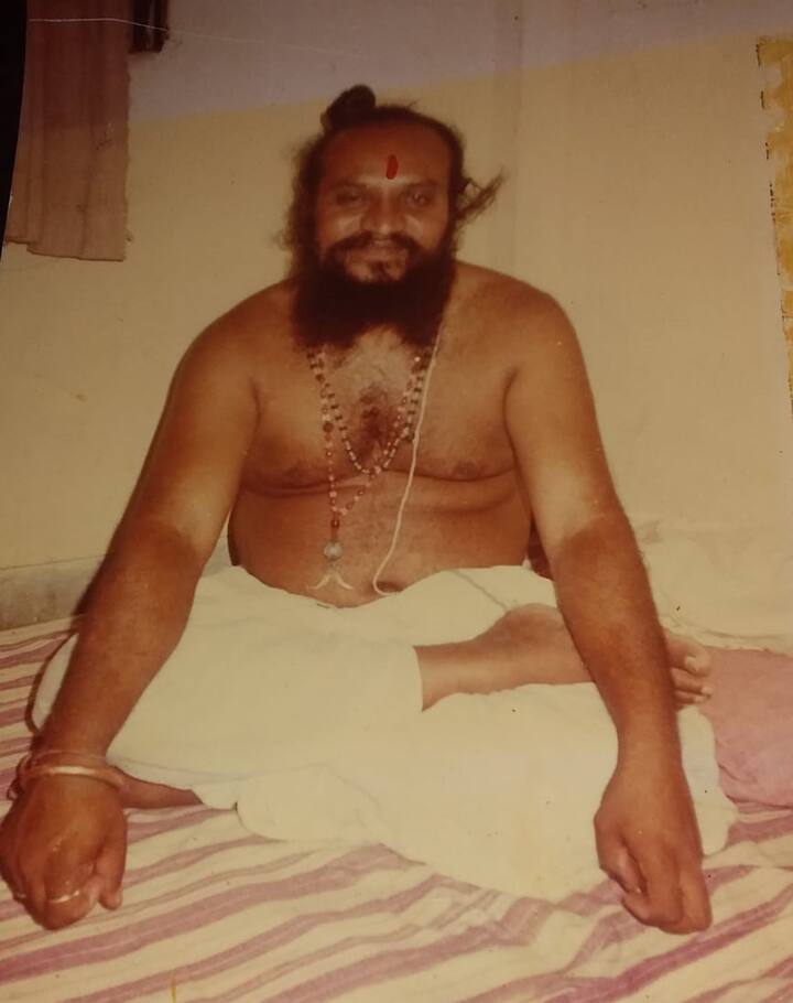 લાલબાપુ ગાયત્રી ઉપાસક તરીકે સૌરાષ્ટ્ર સહિત દેશ-વિદેશમાં ખૂબ જ નામના મેળવી ચૂકયા છે.  67 વર્ષની ઉંમર દરમિયાન પૂ. લાલબાપુ 50 વર્ષ એકાંતવાસમાં રહીને કઠોર સાધના કરી છે. તેઓ અત્યાર સુધીમાં પાંચ વખત એકાંતવાસમાં સાધના કરી ચૂકયા છે.  જેમાં  21 મહિનાથી લઈને  12 વર્ષ સુધીનો સમાવેશ થાય છે . પૂજ્ય લાલબાપુ હાલના સમયમાં પણ દરરોજ 21 કલાક સુધી એકાંતવાસમાં રહી સાધના કરે છે. માત્ર 3 કલાક જ તેઓ પોતાની કુટીરમાંથી બહાર આવે છે.