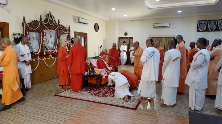 হিন্দুধর্ম মতে এই দিনটিতে সব গুরুর জন্মতিথি পালিত হয়৷ তাই এই বিশেষ দিনে বেলুড় মঠে হাজির হন মঠের শিষ্য ও দীক্ষিতরা৷ গুরুকে স্মরণ করা হয় ,আলাদা করে কৃতজ্ঞতা জানানো হয় গুরুকে।
