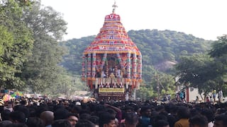 Madurai: மதுரை கள்ளழகர் ஆடித்தேரோட்டம்: பல்லாயிரக்கணக்கான பக்தர்கள் பங்கேற்பு!