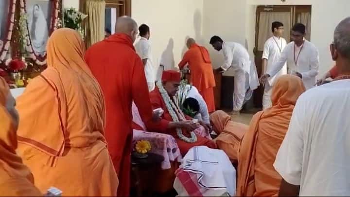 গুরু পূর্ণিমার বিশেষ দিনে বেলুড় মঠে গুরু প্রণাম দীক্ষিত ও শিষ্যদের। গুরুকে প্রণাম জানাতে সকাল থেকেই বেলুড়মঠে ভক্ত সমাগম।