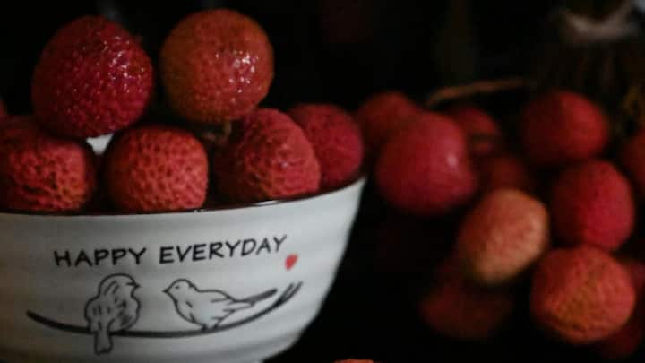 உயர் இரத்த அழுத்தம். உணவில் லிச்சியை சேர்த்துக்கொள்வதன் மூலம் இயற்கையாகவே BP அளவைக் குறைக்கலாம். லிச்சியில் போதுமான அளவு பொட்டாசியம் உள்ளது, இது சாதாரண இரத்த அழுத்தத்தை பாதுகாக்க உதவுகிறது.