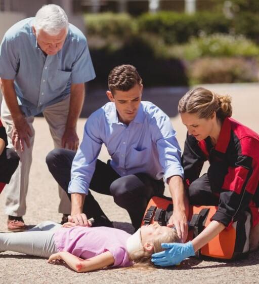 ਜੇਕਰ ਕੋਈ ਬੇਹੋਸ਼ ਹੋ ਗਿਆ ਹੈ ਅਤੇ ਨਬਜ਼ ਨਹੀਂ ਚੱਲ ਰਹੀ ਹੈ, ਤਾਂ ਉਸ ਨੂੰ ਤੁਰੰਤ ਆਪਣੇ ਹੱਥਾਂ ਨਾਲ ਸੀ.ਪੀ.ਆਰ ਦੇਵੋ। CPR ਵਿੱਚ ਮੁੱਖ ਤੌਰ 'ਤੇ ਦੋ ਕੰਮ ਕੀਤੇ ਜਾਂਦੇ ਹਨ। ਪਹਿਲਾ ਹੈ ਛਾਤੀ ਨੂੰ ਦਬਾਉ ਅਤੇ ਦੂਸਰਾ ਹੈ ਮੂੰਹ ਰਾਹੀਂ ਸਾਹ ਦੇਣਾ ਜਿਸ ਨੂੰ ਮੂੰਹ ਤੋਂ ਮੂੰਹ ਸਾਹ ਲੈਣਾ ਕਿਹਾ ਜਾਂਦਾ ਹੈ।