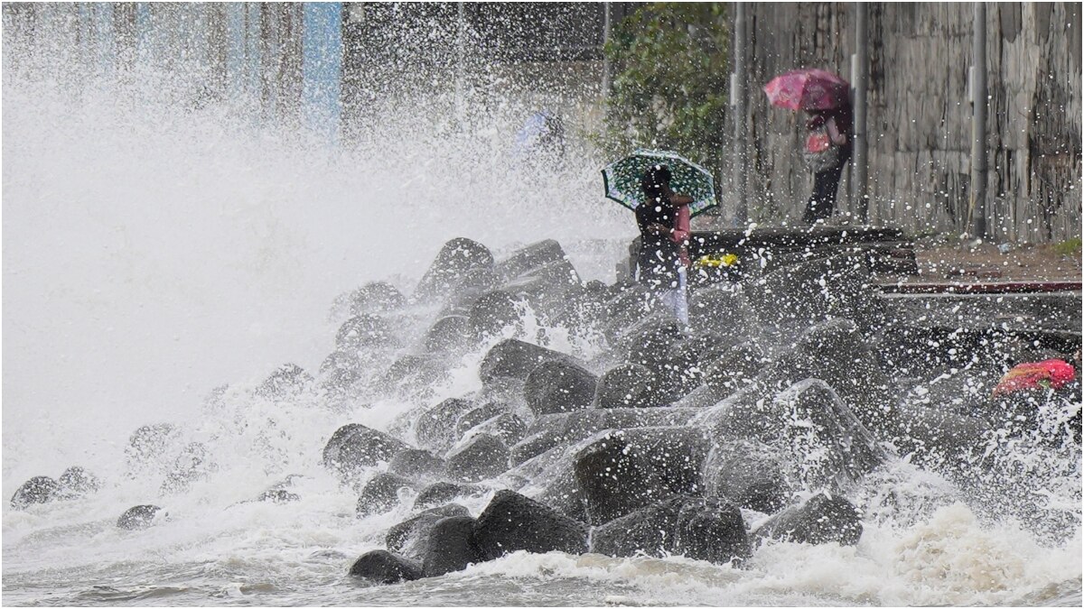 Mumbai Rains: मुंबई में इन इलाकों से रहें दूर, भारी बारिश के बीच पुलिस की लोगों से अपील