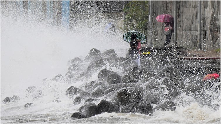 mumbai Rains police requested to avoid going to coastal areas amid heavy rain Mumbai Rains: मुंबई में इन इलाकों से रहें दूर, भारी बारिश के बीच पुलिस की लोगों से अपील