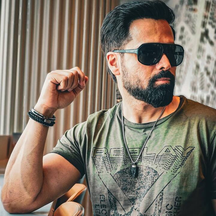 दरअसल ये वाक्या साल 2001 का है. जब महेश भट्ट बॉलीवुड के हीरो नंबर वन यानि गोविंदा के साथ फिल्म ‘ये जिंदगी का सफर’ बना रहे थे. लेकिन आगे चलकर गोविंदा ने इस फिल्म के लिए ना कह दिया.