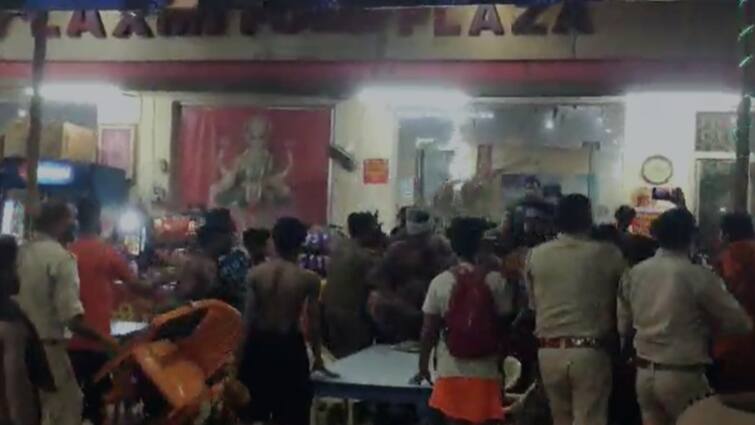 Muzaffarnagar Kanwar Yatra Kawadiye created a ruckus and beat up the driver by chasing ANN कांवड़ खंडित हुई तो कांवड़ियों ने काटा बवाल, होटल में घुसकर ड्राइवर को दौड़ा-दौड़ा कर पीटा