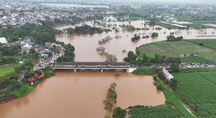 heavy rain in konkan including Ratnagiri jagbudi river kundalika river vashishti river water level increases above danger level many highways closed maharashtra marathi news Heavy Rain : रत्नागिरीसह कोकणात पावसाचा जोर वाढला; सावित्री नदीने धोक्याची पातळी ओलांडली, अनेक महामार्ग बंद  