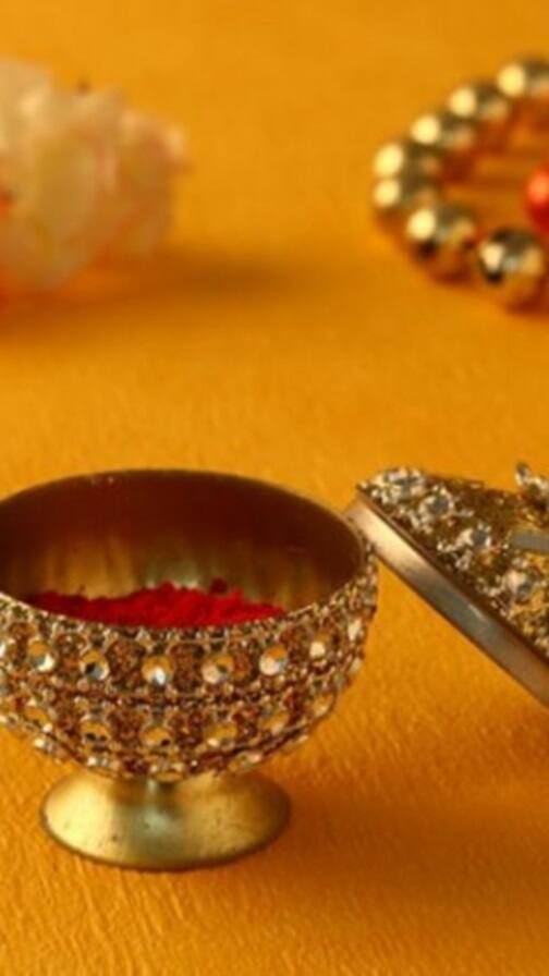 સિંદૂર સાથે જોડાયેલા આ ઉપાય કરો, મા લક્ષ્મી થશે પ્રસન્ન