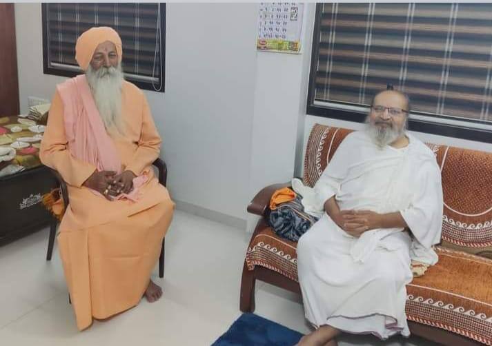 પૂ. લાલબાપુ દ્વારા માત્ર ભકિત જ નહીં પરંતુ સાથે-સાથે સમાજસેવાના  કાર્યો પણ કરવામાં આવે છે. પાંચ દાયકાની સાધના દરમિયાન લાલબાપુ પાંચ વખત અજ્ઞાતવાસમાં રહી ચૂકયા છે.