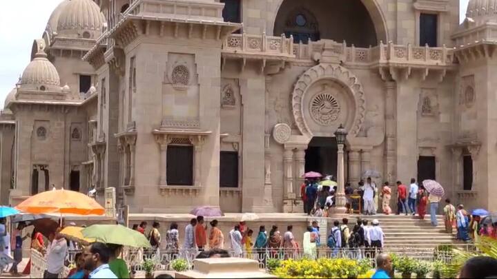 ভাস্কর ঘোষ, বেলুড়: ওঁ অজ্ঞান-তিমিরান্ধস্য জ্ঞানাঞ্জন-শলাকয়া। চক্ষুরুন্মীলিতং যেন তস্মৈ শ্রীগুরবে নমঃ। অর্থাৎ, যিনি অজ্ঞান-অন্ধকারাচ্ছন্ন শিষ্যের চক্ষু জ্ঞানাঞ্জন-শলাকা দিয়া খুলিয়া দেন, সেই শ্রীগুরুদেবকে ভক্তিভরে প্রণাম করি। আজ গুরুপূর্ণিমা। বেলুড় মঠে সাড়ম্বরে পালন আজকের দিনটি।