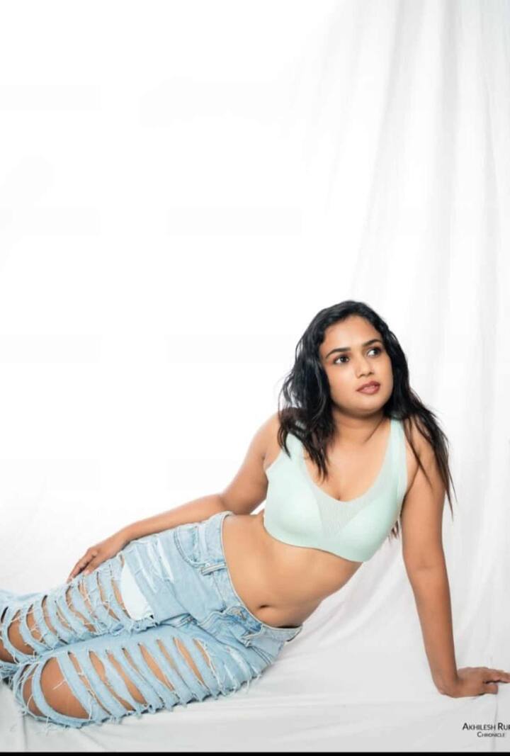 ఎప్పుడూ కనిపించని రీతిలో గ్లామర్ షో చేస్తూ ఆహా అనిపించింది. Photo Credit: Ariyana Glory/Instagram