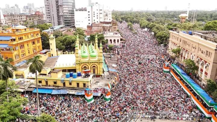 জুন মাসে শেষ হওয়া লোকসভা ভোটে রাজ্যে ২৯ আসন পাওয়ার পরে এটাই সবথেকে বড় সমাবেশ ছিল রাজ্যের শাসকদলের। সেই উপলক্ষের রাজ্যে প্রতিটি প্রান্ত থেকে প্রচুর মানুষ এসেছিলেন কলকাতায়।(ছবি সৌজন্য -এআইটিসি)