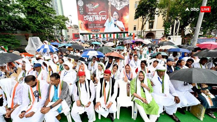 पश्चिम बंगाल की मुख्यमंत्री ममता बनर्जी के नेतृत्व में 21 जुलाई, 1993 को कोलकाता में फोटो युक्त मतदाता पहचान पत्र की मांग को लेकर प्रदर्शन हुआ था. उस दौरान पुलिस फायरिंग में कांग्रेस के 13 कार्यकर्ताओं की मौत हो गई थी. उन्हीं की याद में ममता हर साल 21 जुलाई को शहीद दिवस के रूप में मनाती हैं. ममता उस समय कांग्रेस की यूथ विंग की प्रेसिडेंट थीं और बंगाल में सीपीआई (एम) के नेतृत्व वाली वाम मोर्चा का शासन था.