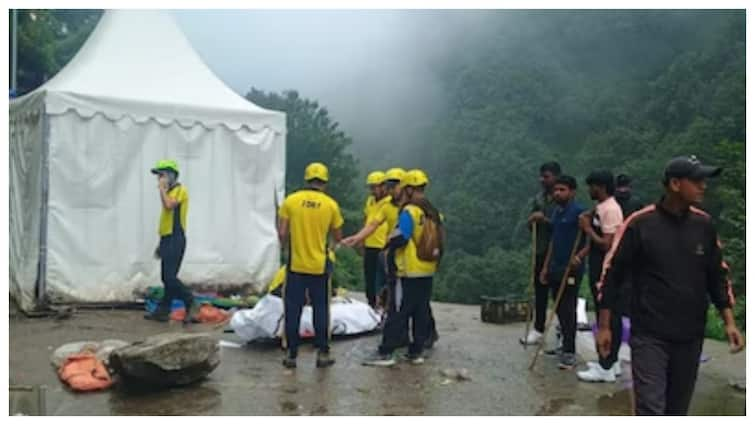 Kedarnath Major accident near Gaurikund 3 dead 8 injured बाबा केदारनाथ के दर्शन के लिए निकले थे श्रद्धालु, अचानक गिरने लगे पत्थर, तीन की मौत, 8 घायल