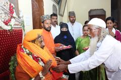 In Pics: काशी में दिखी गंगा-जमुनी तहजीब, मुस्लिम महिलाओं ने मनाया गुरु पूर्णिमा का पर्व