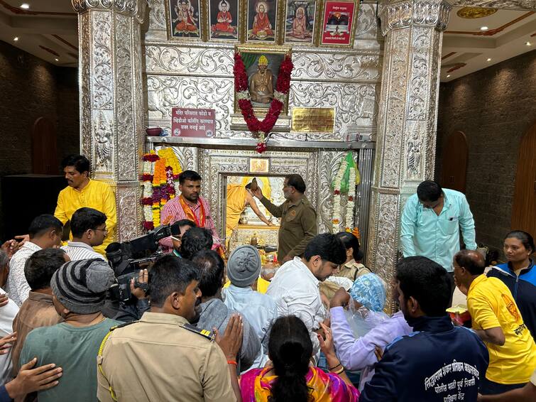 large crowd of devotees for darshan in Akkalkot and Shirdi On the occasion of Guru Poornima Gurupurninima : गुरुपौर्णिमेनिमित्त अक्ककोटसह साईनगरी सजली, दर्शनासाठी हजारो भक्त दाखल