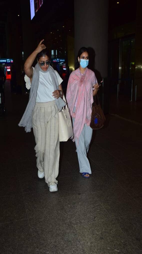 Kajol Devgan Papped With Daughter Nysa Devgan At Mumbai Airport