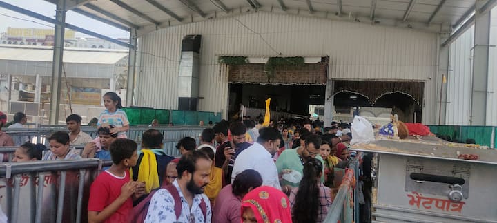 खाटूश्याम जी के दरबार भक्तों की भारी भीड़ को देखते हुए प्रशासन ने सुरक्षा के पुख्ता इंतजाम किये हैं. यहां पर सुबह वहां पर सुबह से लेकर रात तक बड़ी संख्या में श्याम भक्त आ रहे हैं.