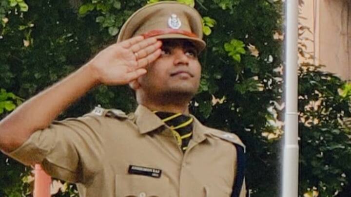 ২০১৩ সালে মেরিন ইঞ্জিনিয়ার হিসেবে কাজ শুরু করেন অংশুমান। কোচিং নেওয়ার সামর্থ্য ছিল না। কাজের মধ্যে পেতেন ৬ মাস ছুটি। এই সময় ভাইয়ের কাছে এসে পরীক্ষার প্রস্তুতি নিতেন অংশুমান। বাড়িতেও তাদের সেভাবে পড়াশোনার জায়গা ছিল না।    ছবি- ইনস্টাগ্রাম
