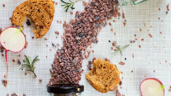 இந்துப்பு ஒரு வித்யாசமான, விரும்பும்படியான சுவையை கொண்டிருக்கும். அதே நேரத்தில் இது ஒரு தனித்துவமான, காரமான மற்றும் சற்று கசப்பான சுவையை கொண்டுள்ளது. இந்த வித்யாசமான சுவை காரணமாக பாரம்பரிய இந்திய மற்றும் தெற்காசிய உணவு வகைகளில் இந்துப்பு ஒரு தனித்துவமான இடத்தைப் பெற்றுள்ளது.அதிக சோடியம் உட்கொள்வது உயர் இரத்த அழுத்தம், இருதய பிரச்சனைகள் மற்றும் சிறுநீரக கோளாறுகள் போன்ற உடல்நல பிரச்சனைகளுக்கு வழி வகுக்கும் என சொல்லப்படுகிறது.