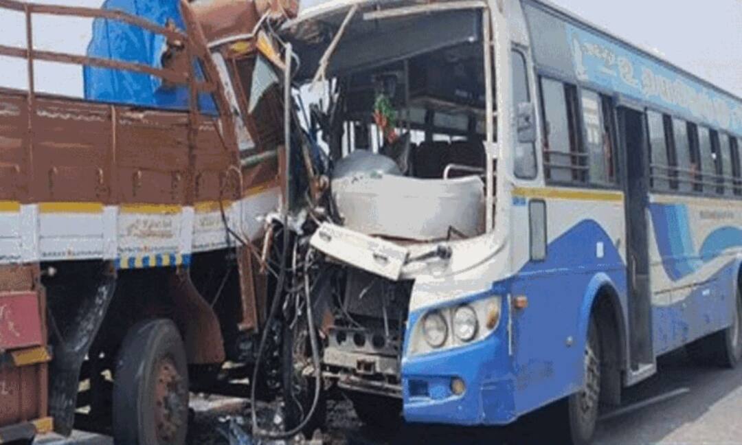 Government bus collides with lorry near Trichy - 20 injured திருச்சி அருகே அரசு பேருந்து - லாரி மீது மோதி விபத்து - 20 பேர் காயம்