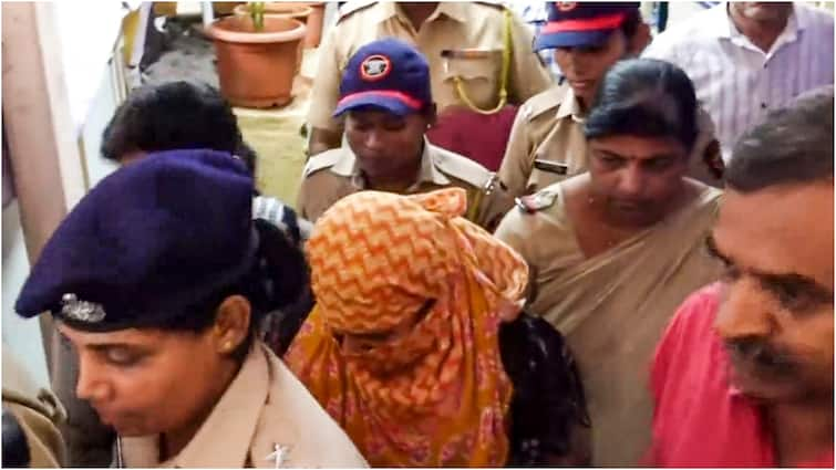 IAS Puja Khedkar's mother manorama khedkar was sent to judicial custody IAS पूजा खेडकर की मां मनोरमा खेडकर को राहत नहीं, 14 दिन की न्यायिक हिरासत