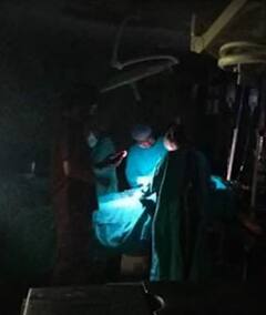 Shocking: ਮਰੀਜ਼ਾ ਦੀ ਜ਼ਿੰਦਗੀ ਨਾਲ ਰਹੇ ਖੇਡ ਡਾਕਟਰ, ਟਾਰਚਾਂ ਦੀਆਂ ਲਾਈਟਾਂ 'ਚ ਕਰ ਰਹੇ ਇਲਾਜ