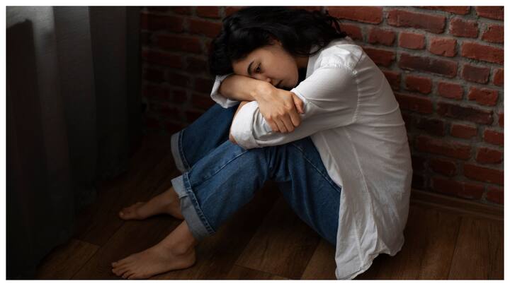 नींद की समस्या: बहुत ज्यादा सोना या बिलकुल नींद न आना, जिससे दिनभर थकान और आलस्य महसूस होता है.