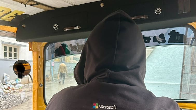 Bengaluru Microsoft Engineer Rides Auto-rickshaw Viral video Trending Microsoft Engineer Drives Auto-Rickshaw On Weekends To Combat Loneliness In Bengaluru, Netizens React