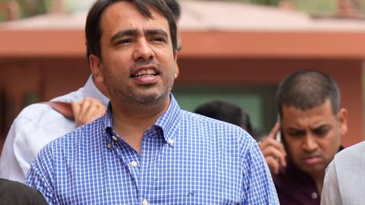 योगी आदित्यनाथ के कावड़ यात्रा में कांवड़ियों को लेकर दुकानों और ढाबों के आगे नेम प्लेट लगाने के आदेश के बाद उत्तर प्रदेश में सियासत तेज हो गई है. विपक्षियों ने योगी आदित्यनाथ पर खूब निशाना साधा था तो वहीं उनके खुद के नेता भी इस बारे में बोलते नजर आए. इतना ही नहीं सहयोगी दलों ने भी बड़े-बड़े बयान दिए.