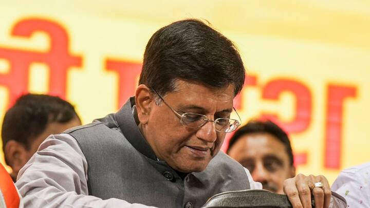 दिल्ली में भारतीय जनता पार्टी की स्थिति की बात करें तो 2013 के बाद से ही वह दलित बहुल क्षेत्र में सीटें जीतने में लगातार असफल हो रही है. वहीं दिल्ली भाजपा के अनुसूचित जाति मोर्चा के प्रेसिडेंट मोहनलाल गिरहा का कहना है कि दिल्ली की 12 आरक्षित सीट के अलावा बिजवासन, नरेला, नांगलोई और शाहदरा जैसे लगभग 18 निर्वाचन क्षेत्र है जहां अनुसूचित जाति के मतदाता चुनाव में खास भूमिका अदा करते हैं.