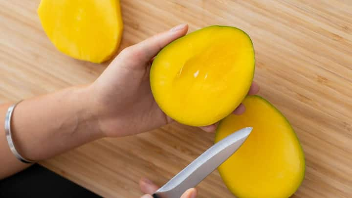 Mangoes: আম খাওয়ার অনেক উপকারিতা রয়েছে। স্বাস্থ্যের সার্বিক খেয়াল রাখার ব্যাপারে এই ফলের জুড়ি মেলা ভার। এই ফলের সঙ্গে জড়িয়ে রয়েছে অনেক তথ্য।