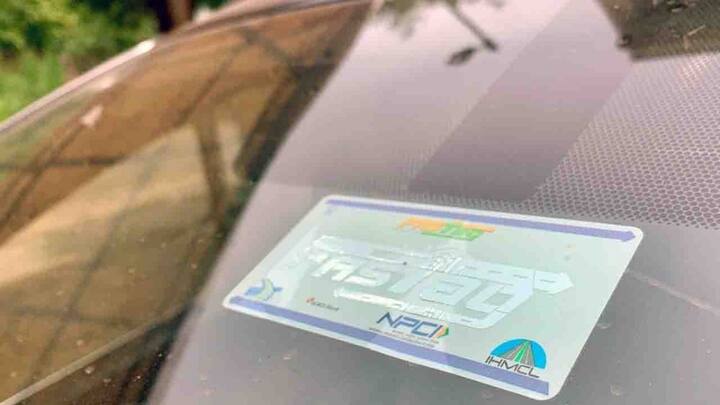 सामान्य तौर पर अगर आपका फास्टैग फट गया है. किसी तरह डैमेज हो गया है. तो ऐसे में आपको फास्टैग रिप्लेसमेंट के लिए 100 रुपये देने होते हैं.