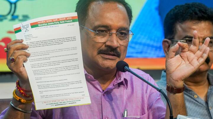 नवभारत टाइम्स की रिपोर्ट के मुताबिक हाल ही में हुए लोकसभा चुनाव में भारतीय जनता पार्टी ने 7 लोकसभा सीटों पर जीत दर्ज की और इन्हीं 7 सीटों में अनुसूचित जाति की आरक्षित 12 विधानसभा क्षेत्र में भी भाजपा का प्रदर्शन बेहद शानदार रहा. 12 में से 8 विधानसभा क्षेत्र ऐसे हैं जहां पर भारतीय जनता पार्टी का प्रदर्शन इंडिया गठबंधन के मुकाबले बहुत अच्छा देखने को मिला.
