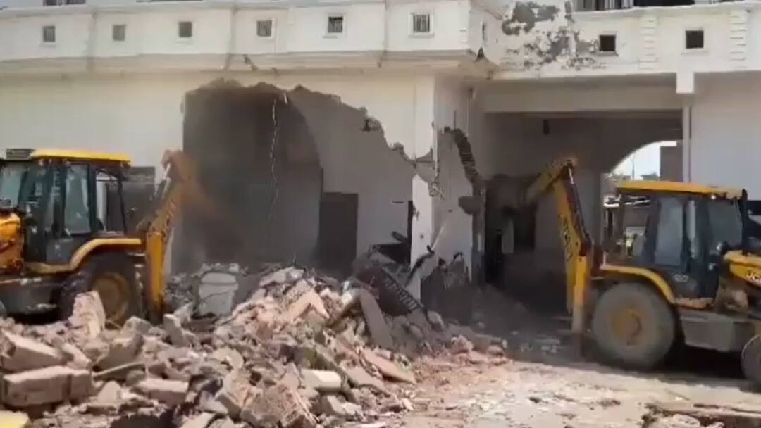 UP Politics: सपा नेता के अवैध बने मैरिज होम पर चला बुलडोजर, सरकारी तालाब पर कब्जा कर किया था निर्माण Bulldozer action on Samajwadi Party leader in Karhal after illegally built marriage home ann UP Politics: सपा नेता के अवैध बने मैरिज होम पर चला बुलडोजर, सरकारी तालाब पर कब्जा कर किया था निर्माण